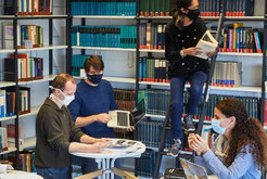 Forschen in der Bibliothek: Nadine Neumayer (rechts) leitet am Max-Planck-Institut für Astronomie eine Lise-Meitner Gruppe. Zusammen mit ihrem Team untersucht sie Zwerggalaxien und Sternhaufen.