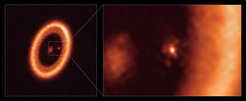 Dieses Bild, aufgenommen mit dem Atacama Large Millimeter/submillimeter Array (ALMA), zeigt Weitwinkel- (links) und Nahaufnahmen (rechts) der mondbildenden Scheibe, die PDS 70c umgibt, einen jungen jupiterähnlichen Planeten in fast 400 Lichtjahren Entfernung. Die Nahaufnahme zeigt PDS 70c und seine zirkumplanetare Scheibe in der Mitte des Bildes, wobei die größere zirkumstellare ringförmige Scheibe den größten Teil der rechten Seite des Bildes einnimmt. Der Stern PDS 70 befindet sich in der Mitte der Weitwinkelaufnahme links.