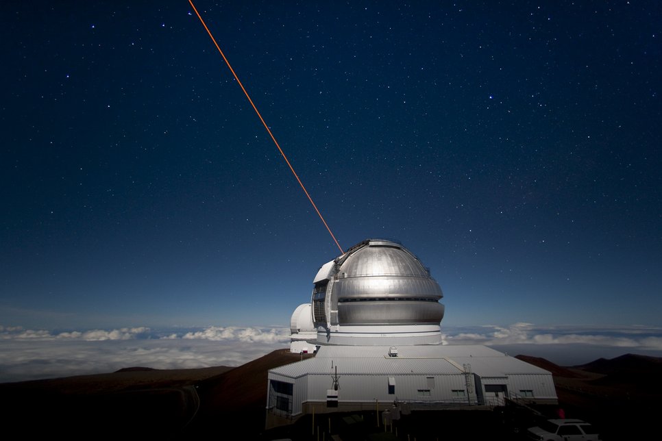 Foto des Doms des Teleskops Gemini North auf Hawaii, USA. Dieses Teleskop hat einen Hauptspiegeldurchmesser von 8,1 Metern und einen Laserleitstern, der zusammen mit Adaptiver Optik dabei hilft, den Einfluss der Atmosphäre auf die Beobachtungen zu minimieren. Gemini North wurde für die Machbarkeitsstudie zur Spektroastrometrie eingesetzt.