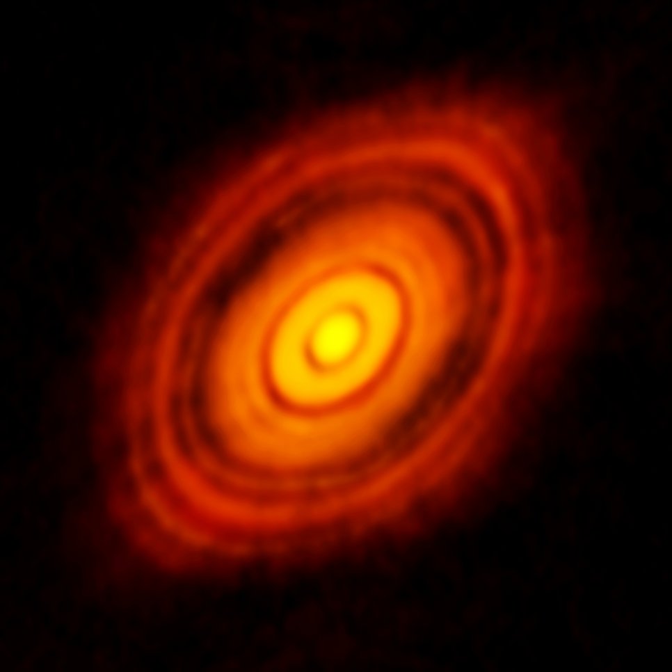 Dieses Bild, das 2014 mit dem ALMA-Observatorium aufgenommen wurde, zeigt erstmals die ringförmige Struktur einer protoplanetaren Scheibe - in diesem Fall der Scheibe um den jungen Stern HL Tauri. Die hier sichtbare Scheibe hat einen Radius von etwas mehr als 100 Astronomischen Einheiten, also mehr als das 100-fache der durchschnittlichen Entfernung der Erde von der Sonne. Zum Vergleich: In unserem Sonnensystem beträgt der maximale Abstand von Pluto zur Sonne etwa 50 Astronomische Einheiten. Die hier beschriebenen Forschungsergebnisse zeigen, welche Schlüsselrolle ringförmige Strukturen wie diese bei der Entstehung unseres Sonnensystems gespielt haben dürften.