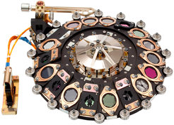 Das Filterrad macht MIRI zu einem wissenschaftlichen Instrument. Mit Ausnahme der optischen Elemente hat das MPIA das Filterrad geplant, konstruiert, gebaut und getestet. Die 18 optischen Elemente enthalten Filter zur Eingrenzung des Wellenlängenbereichs, Koronografen zur Abdeckung heller Objekte sowie ein Prisma.