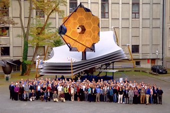 This photo, taken on the occasion of a James Webb Consortium meeting, shows the dimensions of the James Webb Space Telescope. The model of this telescope corresponds to its original size. This photo, taken on the occasion of a James Webb Consortium meeting, shows the dimensions of the James Webb Space Telescope. The model of this telescope corresponds to its original size.