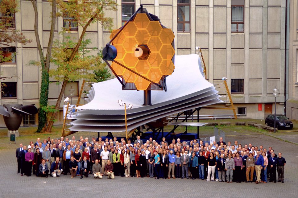 This photo, taken on the occasion of a James Webb Consortium meeting, shows the dimensions of the James Webb Space Telescope. The model of this telescope corresponds to its original size.