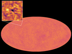 Die kosmische Hintergrundstrahlung erreicht uns aus allen Himmelsrichtungen. Sie stammt vom Ende der heißen Urknallphase unseres Universums. Die in der hier vorliegenden Studie untersuchte Galaxie schattet einen Teil dieser Strahlung ab - bei Wellenlängen, die typisch sind für Wassermoleküle. Das liefert Informationen, aus denen man die Temperatur ableiten kann, die die kosmische Hintergrundstrahlung hatte, als sie rund eine Milliarde Jahre nach dem Urknall an jener Galaxie vorbeiflog.