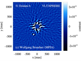 Abbildung des mit dem Very Large Telescope (VLT) und dem SPHERE-Instrument im K1-Filter beobachteten Exoplaneten 51 Eridani b nach Abzug des Sternsignals mit dem Programm ANDROMEDA und der Winkeldifferenzmethode. Im nahen Infrarot ist der Stern 400 000 mal heller als der Planet (Brown-Sevilla et al. 2022). Abbildung des mit dem Very Large Telescope (VLT) und dem SPHERE-Instrument im K1-Filter beobachteten Exoplaneten 51 Eridani b nach Abzug des Sternsignals mit dem Programm ANDROMEDA und der Winkeldifferenzmethode. Im nahen Infrarot ist der Stern 400 000 mal heller als der Planet (Brown-Sevilla et al. 2022).