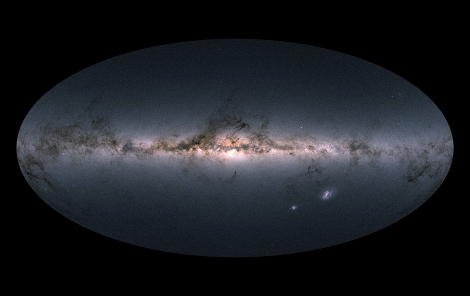 Dies ist keine Fotografie der Milchstraße. Stattdessen ist jeder der hier dargestellten Lichtpunkte ein Himmelsobjekt, das im Rahmen der Gaia-Mission dokumentiert und analysiert wurde. Setzt man jede Quelle an die korrekte Position am Himmel und gibt ihr die Farbe, die von Gaia durch Rot- und Blaufilter gemessen wurde, so fügt sich der Katalog von 1,7 Milliarden Quellen zu einer getreuen Wiedergabe der Milchstraße sowie unserer beiden nächsten galaktischen Nachbarn, der Magellanschen Wolken, und vieler weiter entfernter kosmischer Objekte zusammen, wie sie von der Erde aus erscheinen. 