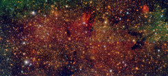 Falschfarbenbild der Region Sagittarius B1 als Teil der GALACTICNUCLEUS-Durchmusterung. Anhand der Daten, die diesem Bild zugrunde liegen, konnten Francisco Nogueras-Lara und Kolleg*innen drei Millionen Sterne im galaktischen Zentrum identifizieren und wichtige Eigenschaften der hochproduktiven Sternentstehung in dieser Region unserer Heimatgalaxie bestimmen.
