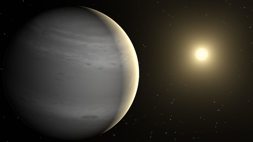 Diese künstlerische Darstellung zeigt einen Gasriesen-Exoplaneten, der um einen sonnenähnlichen Stern kreist. Der junge Exoplanet HD 114082 b umrundet seinen sonnenähnlichen Stern innerhalb von 110 Tagen in einem Abstand von 0,5 Astronomischen Einheiten. Im Hintergrund: eine schwarze Fläche mit vereinzelten hellen kleinen Punkten, die Sterne darstellen.
Im Vordergrund: Die linke Hälfte des Bilds besteht aus einer grauen Kugel mit verschiedenen Schattierungen und Streifen, die von einer gelben Lichtquelle aus der Ferne angeleuchtet wird.