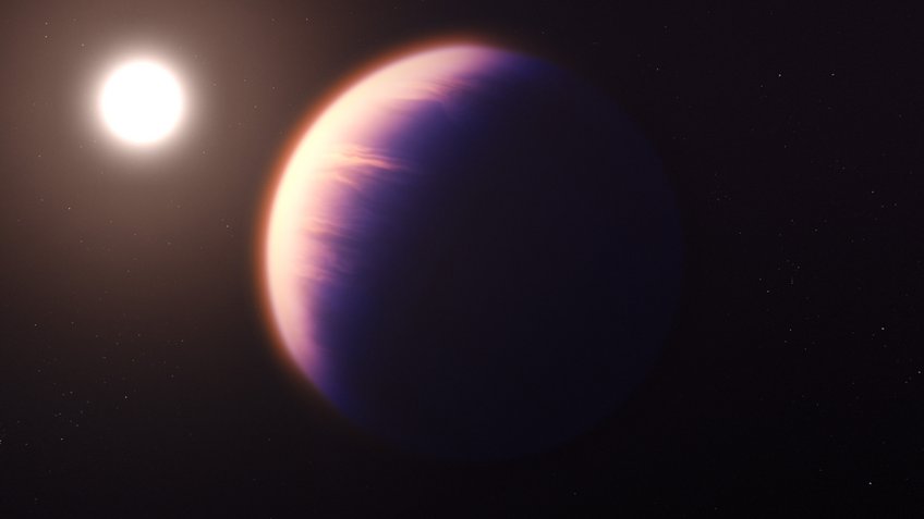 Eine Illustration, die zeigt, wie der Exoplanet WASP-39b nach dem derzeitigen Wissen über den Planeten aussehen könnte. WASP-39b ist ein heißer, aufgeblähter Gasriesenplanet mit der 0,28-fachen Masse des Jupiters (0,94-mal Saturn) und einem 1,3-mal größeren Durchmesser als Jupiter, der nur 0,0486 Astronomische Einheiten (7.270.000 km) von seinem Stern entfernt kreist. Der Stern WASP-39 ist nur geringfügig kleiner und weniger massereich als unsere Sonne. Weil er so nah an seinem Stern ist, ist WASP-39b sehr heiß und wahrscheinlich in einer durch Gezeitenkräfte gebundenen Rotation, bei der eine Seite immer dem Stern zugewandt ist. Eine helle runde Scheibe im Hintergrund beleuchtet einen Teil einer Kugel im Vordergrund. Sie hat Streifen, die Wolken andeuten.