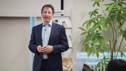 Digital networking in science - overcoming space and time