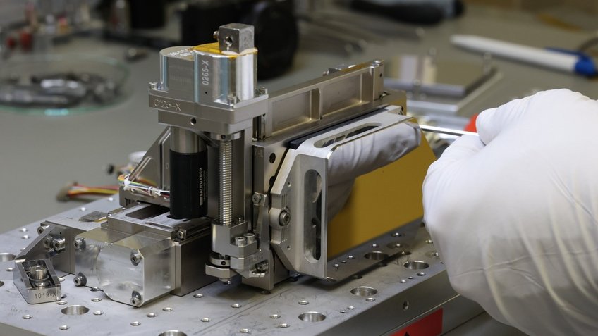 Flugmodell eines 2-Achsen Verstellmechanismus für das Roman Weltraum-Teleskop. In dessen Instrument CGI (Coronagraph Instrument) sind sechs dieser Einheiten vorgesehen, die optische Elemente mit Sub-Mikrometer-Genauigkeit im optischen Strahlengang positionieren. Flugmodell eines 2-Achsen Verstellmechanismus für das Roman Weltraum-Teleskop. In dessen Instrument CGI (Coronagraph Instrument) sind sechs dieser Einheiten vorgesehen, die optische Elemente mit Sub-Mikrometer-Genauigkeit im optischen Strahlengang positionieren.