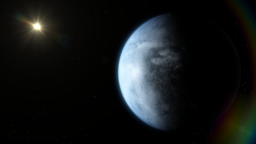 Eine künstlerische Darstellung eines hochauflösenden Bildes eines erdgroßen Planeten im kühlen Bereich der habitable Zone eines nahen M-Zwergs. Ein blauer Planet im Vordergrund wird zur Hälfte links beleuchtet. Im Hintergrund des ansonsten schwarzen Bilds leuchtet ein gelb-oranger Stern.