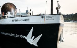 Ob an Rhein, Main, Donau oder einem der vielen Kanäle - von Anfang Mai bis Ende September 2023 ist die MS Wissenschaft in Deutschland und Österreich unterwegs. Der Eintritt zur Mitmach-Ausstellung ist frei.