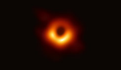 Die weltweit erste direkte Aufnahme eines schwarzen Lochs, veröffentlicht im April 2019.