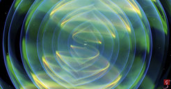 Wenn zwei Neutronensterne kollidieren, bebt die Raumzeit, Gravitationswellen breiten sich aus.