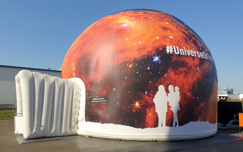 Die aufblasbare Planetariumskuppel hat einen Durchmesser von zehn Metern und bietet Platz für 30 Personen. Die aufblasbare Planetariumskuppel hat einen Durchmesser von zehn Metern und bietet Platz für 30 Personen.