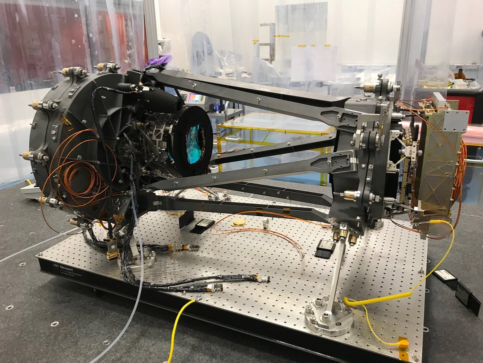 NISP-Instrument auf einer optischen Bank im Reinraumlabor.