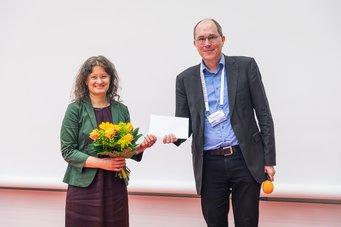 Verleihung des Hanno-und-Ruth-Roelin-Preises 2023 auf der Jahrestagung der Astronomischen Gesellschaft an der TU Berlin am 12. September 2023 an Felicitas Mokler (links) durch Markus Pössel vom Max-Planck-Institut für Astronomie (rechts). Verleihung des Hanno-und-Ruth-Roelin-Preises 2023 auf der Jahrestagung der Astronomischen Gesellschaft an der TU Berlin am 12. September 2023 an Felicitas Mokler (links) durch Markus Pössel vom Max-Planck-Institut für Astronomie (rechts).