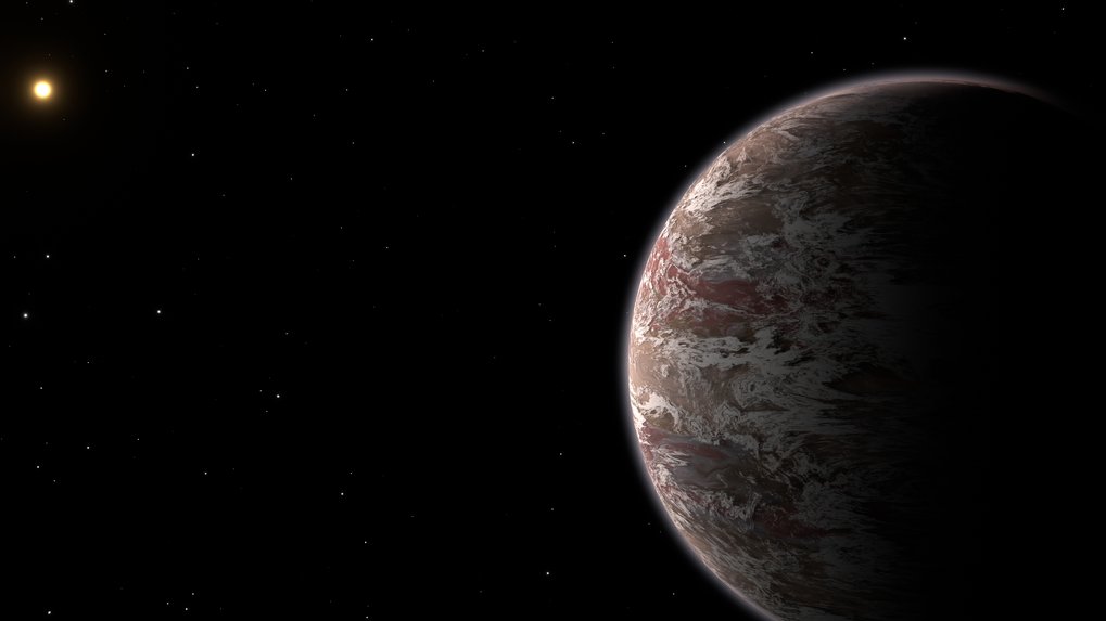 Künstlerische Illustration des Exoplaneten Epsilon Indi Ab vor einem schwarzen Sternenhintergrund. Die rechte Bildhälfte wird von der gekrümmten, teilweise im Schatten liegenden Silhouette des Planeten dominiert. Seine Atmosphäre zeigt komplexe, wirbelnde Strukturen in Braun-, Dunkelrot- und Weißtönen, die an dichte Wolkenbänder erinnern. In der oberen linken Ecke leuchtet der ferne Mutterstern als heller, orange-gelber Lichtpunkt. Der restliche Raum ist tiefschwarz und mit vereinzelten, kleinen Lichtpunkter ferner Sterne übersät.