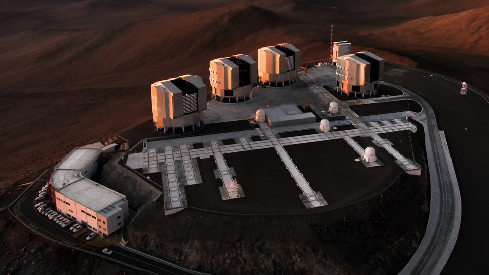 Luftaufnahme des Very Large Telescope (VLT) der ESO auf dem Cerro Paranal in der Atacama-Wüste in Chile. Das VLT-Interferometer (VLTI) bündelt das Licht von vier Teleskopen und ermöglicht so die Abbildung von weit entfernten Himmelsobjekten mit hoher Winkelauflösung.