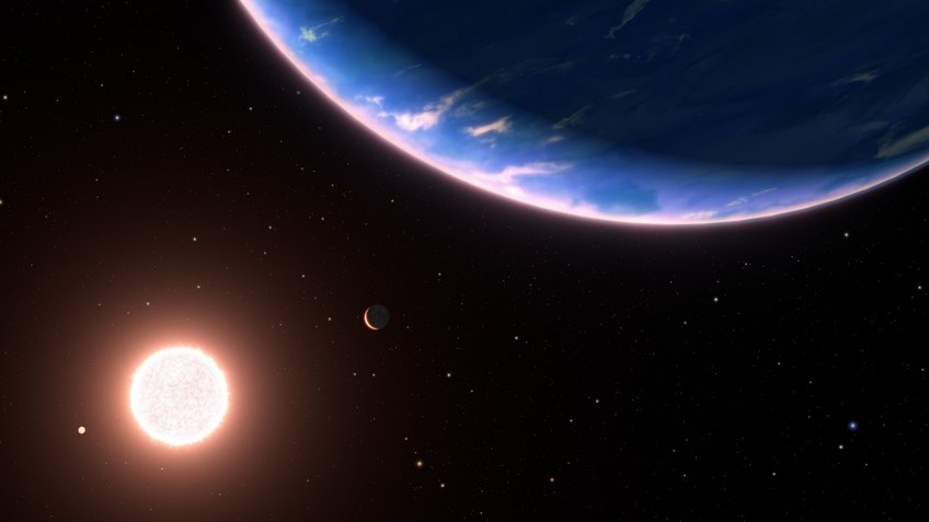 Dieses Bild ist eine künstlerische Darstellung des Exoplaneten GJ 9827d, des kleinsten Exoplaneten, bei dem Wasserdampf in der Atmosphäre nachgewiesen wurde. Der Planet könnte ein Beispiel für mögliche wasserreiche Welten in unserer Galaxie sein. Mit einem Durchmesser, der nur etwa doppelt so groß ist wie der der Erde, umkreist der Planet den roten Zwergstern GJ 9827. Zwei innere Planeten des Systems sind links zu sehen. Die Hintergrundsterne sind so eingezeichnet, wie sie das bloße Auge sähe, wenn es zu unserer Sonne zurückschaut. Die Sonne ist jedoch zu schwach, um wahrgenommen zu werden. Der blaue Stern oben rechts ist Regulus, der gelbe Stern in der Mitte unten ist Denebola, und der blaue Stern unten rechts ist Spica. Das Sternbild Löwe befindet sich auf der linken Seite, und Jungfrau ist auf der rechten Seite. Beide Sternbilder sind gegenüber unserer erdgebundenen Ansicht aus 97 Lichtjahren Entfernung verzerrt. Dieses Bild ist eine künstlerische Darstellung des Exoplaneten GJ 9827d, des kleinsten Exoplaneten, bei dem Wasserdampf in der Atmosphäre nachgewiesen wurde. Der Planet könnte ein Beispiel für mögliche wasserreiche Welten in unserer Galaxie sein. Mit einem Durchmesser, der nur etwa doppelt so groß ist wie der der Erde, umkreist der Planet den roten Zwergstern GJ 9827. Zwei innere Planeten des Systems sind links zu sehen. Die Hintergrundsterne sind so eingezeichnet, wie sie das bloße Auge sähe, wenn es zu unserer Sonne zurückschaut. Die Sonne ist jedoch zu schwach, um wahrgenommen zu werden. Der blaue Stern oben rechts ist Regulus, der gelbe Stern in der Mitte unten ist Denebola, und der blaue Stern unten rechts ist Spica. Das Sternbild Löwe befindet sich auf der linken Seite, und Jungfrau ist auf der rechten Seite. Beide Sternbilder sind gegenüber unserer erdgebundenen Ansicht aus 97 Lichtjahren Entfernung verzerrt.