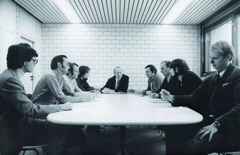 Josef Solf (2. v.l.) bei einer der ersten Institutsbesprechungen im gerade gegründeten MPIA vor etwa 50 Jahren. Von links nach rechts: Karl-Heinz Sorg (Verwaltungsleiter), Josef Solf (Spektroskopie, Bipolare Nebel), Thorsten Neckel (Gamsberg, OB-Sterne), Hans Hippelein (Fabry-Perot), Hans Elsässer (Direktor), Dietrich Lemke (THISBE, HII-Regionen), Klaus Bahner (Teleskope), Christoph Leinert (HELIOS, Zodiakallicht), Ronald Weinberger (Bipolare Nebel). Josef Solf (2. v.l.) bei einer der ersten Institutsbesprechungen im gerade gegründeten MPIA vor etwa 50 Jahren. Von links nach rechts: Karl-Heinz Sorg (Verwaltungsleiter), Josef Solf (Spektroskopie, Bipolare Nebel), Thorsten Neckel (Gamsberg, OB-Sterne), Hans Hippelein (Fabry-Perot), Hans Elsässer (Direktor), Dietrich Lemke (THISBE, HII-Regionen), Klaus Bahner (Teleskope), Christoph Leinert (HELIOS, Zodiakallicht), Ronald Weinberger (Bipolare Nebel).