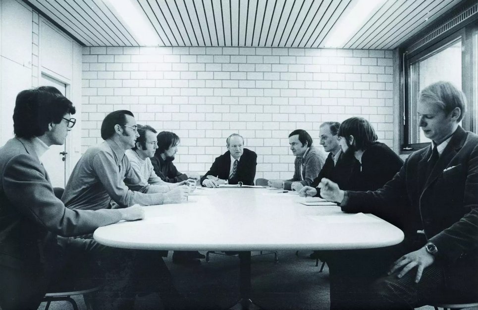 Josef Solf (2. v.l.) bei einer der ersten Institutsbesprechungen im gerade gegründeten MPIA vor etwa 50 Jahren. Von links nach rechts: Karl-Heinz Sorg (Verwaltungsleiter), Josef Solf (Spektroskopie, Bipolare Nebel), Thorsten Neckel (Gamsberg, OB-Sterne), Hans Hippelein (Fabry-Perot), Hans Elsässer (Direktor), Dietrich Lemke (THISBE, HII-Regionen), Klaus Bahner (Teleskope), Christoph Leinert (HELIOS, Zodiakallicht), Ronald Weinberger (Bipolare Nebel).