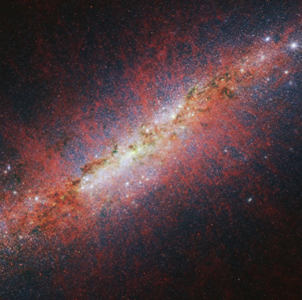 Dieses Bild von JWSTs NIRCam (Near-Infrared Camera) hebt die Emission von rußigen Chemikalien hervor, die als polyzyklische aromatische Kohlenwasserstoffe (PAK) bekannt sind und die die Form des galaktischen Windes von M82 nachzeichnen. Die roten Fäden der PAK-Emissionen erstrecken sich von der Zentralregion, dem Zentrum der Sternentstehungsaktivität, weg. Unerwarteterweise ähnelt die Struktur derjenigen von heißem, ionisiertem Gas, was darauf hindeutet, dass die PAK durch die fortgesetzte Ionisierung von molekularem Gas erneuert werden können. In diesem Bild ist das Licht bei 3,35 Mikrometern rot, bei 2,50 Mikrometern grün und bei 1,64 Mikrometern blau gefärbt (Filter F335M, F250M bzw. F164N).