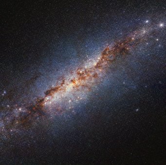 Dieses Bild von JWSTs NIRCam (Near-Infrared Camera) zeigt die Starburst-Region in der Galaxie M82. Der Kern der Galaxie leuchtet hell und ist von dunkelbraunen Staubfäden durchzogen. Kleine rote Flecken kennzeichnen lokale Bereiche, in denen die Strahlung eines nahen jungen Sterns molekularen Wasserstoff beleuchtet, während grüne Flecken konzentrierte Bereiche mit Eisen markieren, von denen die meisten Supernova-Überreste sind. In diesem Bild ist das Licht bei 2,12 Mikrometern rot, bei 1,64 Mikrometern grün und bei 1,40 Mikrometern blau gefärbt (Filter F212N, 164N bzw. F140M). Dieses Bild von JWSTs NIRCam (Near-Infrared Camera) zeigt die Starburst-Region in der Galaxie M82. Der Kern der Galaxie leuchtet hell und ist von dunkelbraunen Staubfäden durchzogen. Kleine rote Flecken kennzeichnen lokale Bereiche, in denen die Strahlung eines nahen jungen Sterns molekularen Wasserstoff beleuchtet, während grüne Flecken konzentrierte Bereiche mit Eisen markieren, von denen die meisten Supernova-Überreste sind. In diesem Bild ist das Licht bei 2,12 Mikrometern rot, bei 1,64 Mikrometern grün und bei 1,40 Mikrometern blau gefärbt (Filter F212N, 164N bzw. F140M).
