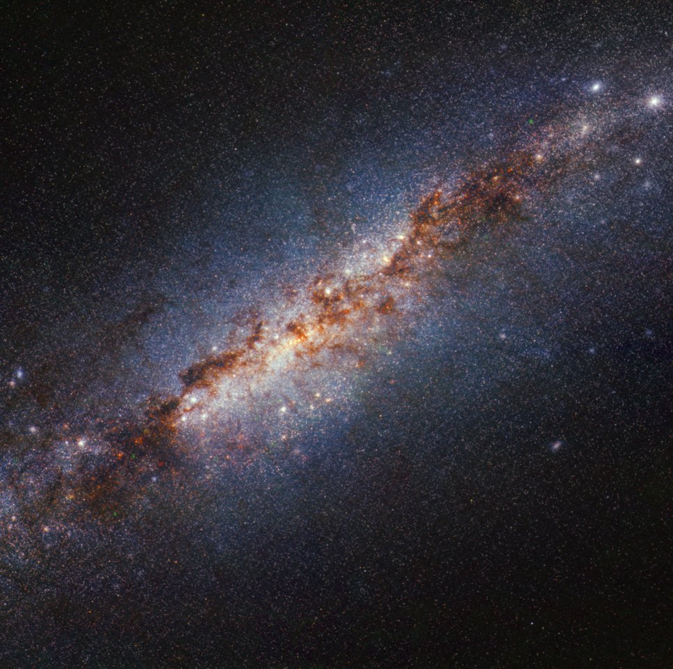 Dieses Bild von JWSTs NIRCam (Near-Infrared Camera) zeigt die Starburst-Region in der Galaxie M82. Der Kern der Galaxie leuchtet hell und ist von dunkelbraunen Staubfäden durchzogen. Kleine rote Flecken kennzeichnen lokale Bereiche, in denen die Strahlung eines nahen jungen Sterns molekularen Wasserstoff beleuchtet, während grüne Flecken konzentrierte Bereiche mit Eisen markieren, von denen die meisten Supernova-Überreste sind. In diesem Bild ist das Licht bei 2,12 Mikrometern rot, bei 1,64 Mikrometern grün und bei 1,40 Mikrometern blau gefärbt (Filter F212N, 164N bzw. F140M).