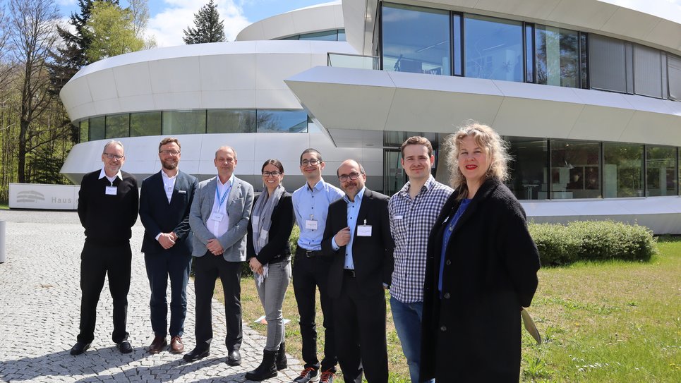 Gruppenfoto mit Vertreter*innen der beteiligten Unternehmen. V. l. n. r.: Michael Weixler (ND SatCom), Thomas Ammermann (Rohde &amp; Schwarz), Klaus Jäger (MPIA), Dilara Betz (DeSK), Christoph Tonnier (telent), Reinhard Wegener (telent), Silas Eul (TESAT), Patrícia Martin Pimentel (TESAT)