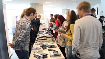 Lively discussions between the representatives of the companies and the astrophysicists present took place at the stands in the foyer of the Haus der Astronomie. Lively discussions between the representatives of the companies and the astrophysicists present took place at the stands in the foyer of the Haus der Astronomie.