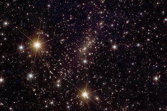 Euclid-Aufnahme des Galaxienhaufens Abell 2390. Die bogenartigen Strukturen in der Bildmitte (nicht um die hellen Sterne!) sind durch den Gravitationslinseneffekt verzerrte Bilder von Galaxien, die sich aus unserer Sicht weit hinter dem Haufen befinden. Die Verzerrung der Lichtstrahlen entsteht durch die große Masse sichtbarer und vor allem dunkler Materie des Haufens im Vordergrund, die wie eine Linse wirkt. Solche Linseneffekte können Aufschluss über die Verteilung der geheimnisvollen dunkle Materie geben. Das Bild zeigt nur einen kleinen Ausschnitt des mit Euclid aufgenommenen Gesamtbildes. Euclid-Aufnahme des Galaxienhaufens Abell 2390. Die bogenartigen Strukturen in der Bildmitte (nicht um die hellen Sterne!) sind durch den Gravitationslinseneffekt verzerrte Bilder von Galaxien, die sich aus unserer Sicht weit hinter dem Haufen befinden. Die Verzerrung der Lichtstrahlen entsteht durch die große Masse sichtbarer und vor allem dunkler Materie des Haufens im Vordergrund, die wie eine Linse wirkt. Solche Linseneffekte können Aufschluss über die Verteilung der geheimnisvollen dunkle Materie geben. Das Bild zeigt nur einen kleinen Ausschnitt des mit Euclid aufgenommenen Gesamtbildes.