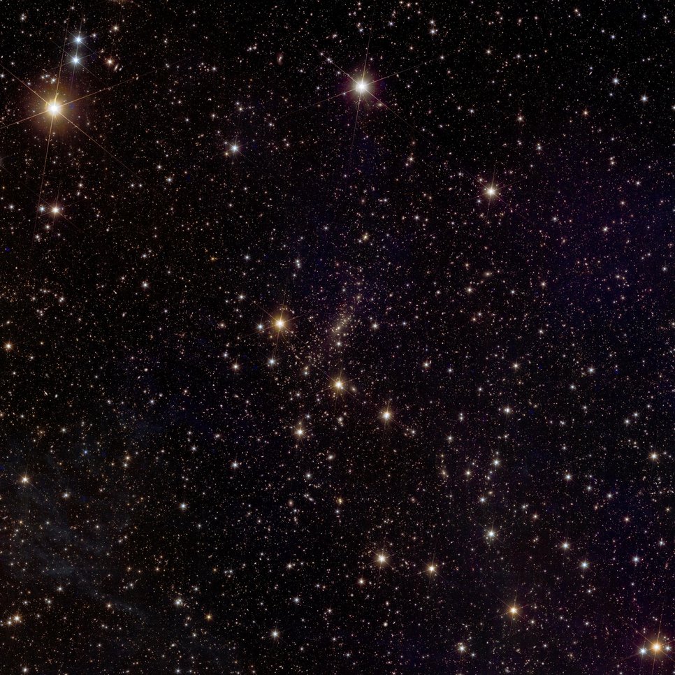 For comparison, here is the image of the galaxy cluster Abell 2390 with Euclid's full field of view.