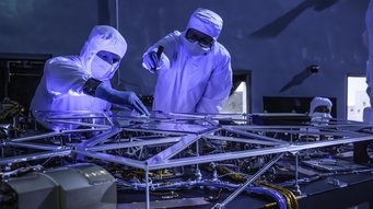 Vollständig bestückte optische Bank des CGI nach der Anlieferung im NASA Goddard Space Flight Center. In der größten Ausdehnung misst die optische Bank 1,7 Meter x 1,7 Meter. Vollständig bestückte optische Bank des CGI nach der Anlieferung im NASA Goddard Space Flight Center. In der größten Ausdehnung misst die optische Bank 1,7 Meter x 1,7 Meter.