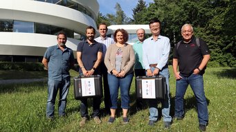 Übergabe von zwei der sechs Mechanismen für das CGI, einem Instrument für das Weltraumteleskop Nancy Grace Roman, am 2. Juni 2022. Von links nach rechts: Doug Moore (JPL, Leitung Zusammenbau aller PAM inkl. optischer Elemente), Oliver Krause (MPIA, Projektleitung PAM), Guido Krein (Fa. von Hoerner & Sulger, PA/QA-Manager), Monica Ebert (MPIA, Konstruktion und Zusammenbau PAM), Ulrich Klaas (stellv. Projektmanager PAM und Dokumentation), Fang Shi (JPL, CGI-Produktmanager für aktive Optik), Rigo Garcia (JPL, CGI Hardware PA/QA-Manager) Übergabe von zwei der sechs Mechanismen für das CGI, einem Instrument für das Weltraumteleskop Nancy Grace Roman, am 2. Juni 2022. Von links nach rechts: Doug Moore (JPL, Leitung Zusammenbau aller PAM inkl. optischer Elemente), Oliver Krause (MPIA, Projektleitung PAM), Guido Krein (Fa. von Hoerner & Sulger, PA/QA-Manager), Monica Ebert (MPIA, Konstruktion und Zusammenbau PAM), Ulrich Klaas (stellv. Projektmanager PAM und Dokumentation), Fang Shi (JPL, CGI-Produktmanager für aktive Optik), Rigo Garcia (JPL, CGI Hardware PA/QA-Manager)