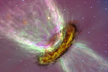 Eine künstlerische Darstellung einer protoplanetaren Scheibe, die eine ringförmige Ansammlung von Gas und Staub zeigt. Die Scheibe ist um ein zentrales, helles Objekt angeordnet, vermutlich einen jungen Stern. Von der Mitte der Scheibe ausgehend, sind zwei entgegengesetzte konische Ströme aus leuchtendem Gas zu sehen, die die bipolaren Gasströme darstellen. Die Farben des Bildes sind in violetten, grünen und gelben Tönen gehalten, wodurch die Strukturen und Bewegungen des Materials betont werden.