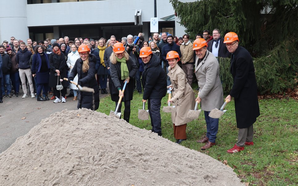 Erster Spatenstich für das neue Erweiterungsgebäude am Max-Planck-Institut für Astronomie Heidelberg. V.l.n.r.: Myriam Benisty (Direktorin MPIA, Abteilung PSF), Heike Kiko (Abteilung Forschungsbau und Infrastruktur der Max-Planck-Gesellschaft), Michael Wilkins (Architekt, kreuger wilkins architekten Stuttgart), Laura Kreidberg (Geschäftsf. Direktorin MPIA, Abteilung APEx), Eckart Würzner (Oberbürgermeister der Stadt Heidelberg), Hans Walter Rix (Direktor MPIA, Abteilung GC)