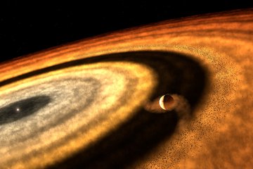 Künstlerische Darstellung eines jungen Planetensystems aus der Perspektive innerhalb der protoplanetaren Scheibe. Im Vordergrund kreist ein Planet innerhalb einer weiten, abgeflachten Gas- und Staubscheibe, die in wirbelnden Orangetönen, Gelb und Weiß erscheint. Der Planet scheint eine dunkle, kreisförmige Lücke in die Scheibe gegraben zu haben. Ein kleiner, heller Stern leuchtet im Zentrum, umgeben von konzentrischen Ringen. Kieselgroße Teilchen sind in der Nähe der Planetenbahn zu erkennen und vermitteln ein Gefühl von Tiefe und Bewegung.