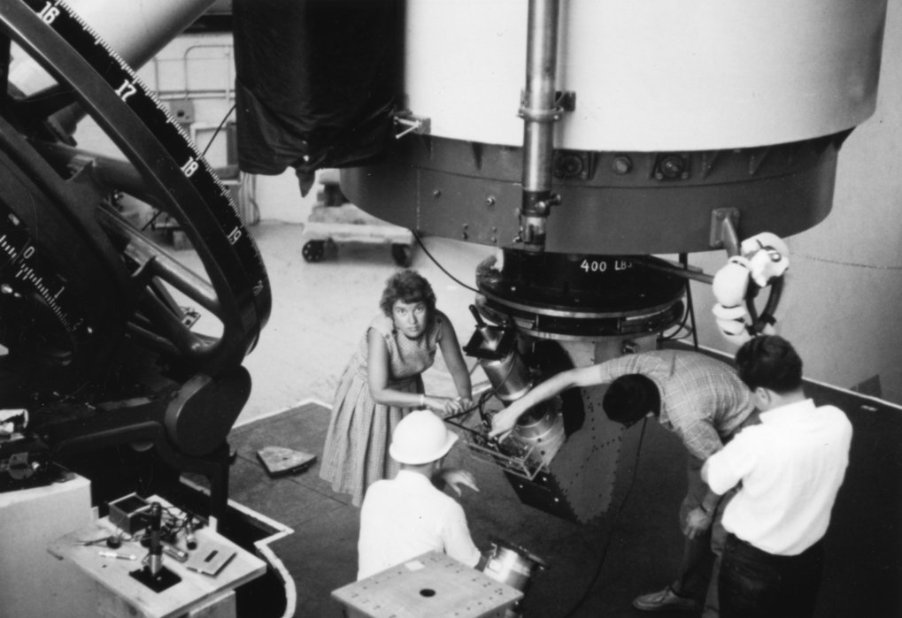 Vera Rubin vor einem großen Teleskop