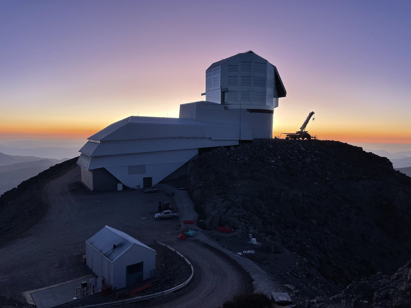 Großes Observatorium auf einem Berg bei Sonnenuntergang.
