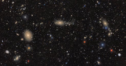 Dunkles Galaxienfeld mit zahlreichen diffusen Galaxien.