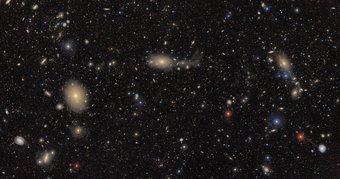 Dieses Bild zeigt – zusätzlich zu einigen wenigen Vordergrundsternen aus unserer Milchstraße – gut 10 Millionen Galaxien. Die größeren Galaxien im Vordergrund, deren Struktur man im Detail auflösen kann, gehören zum Virgohaufen, einer Ansammlung von Galaxien in unserer (relativen) kosmischen Nachbarschaft. Das Bild deckt gut 15 Quadratgrad des Himmels ab und besteht aus 1185 Einzelaufnahmen, die über sieben Nächte verteilt aufgenommen wurden. Dabei wurden aus den Aufnahmen die Spuren von einer Reihe von Asteroiden entfernt, die sich während der Belichtungen durch das Bildfeld bewegt haben.  Dunkles Galaxienfeld mit zahlreichen diffusen Galaxien.