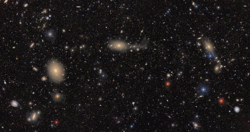 Dunkles Galaxienfeld mit zahlreichen diffusen Galaxien.