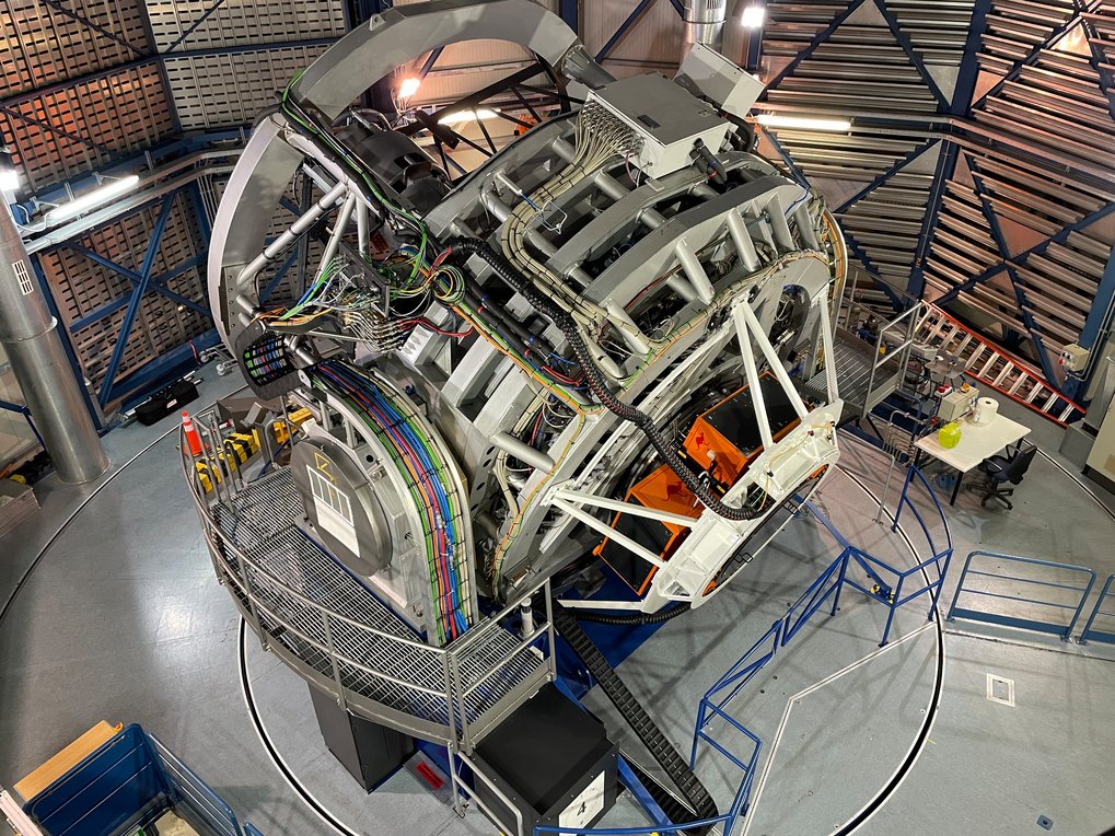 Ein vergleichsweise kurzes, großes Teleskop in einer Kuppel