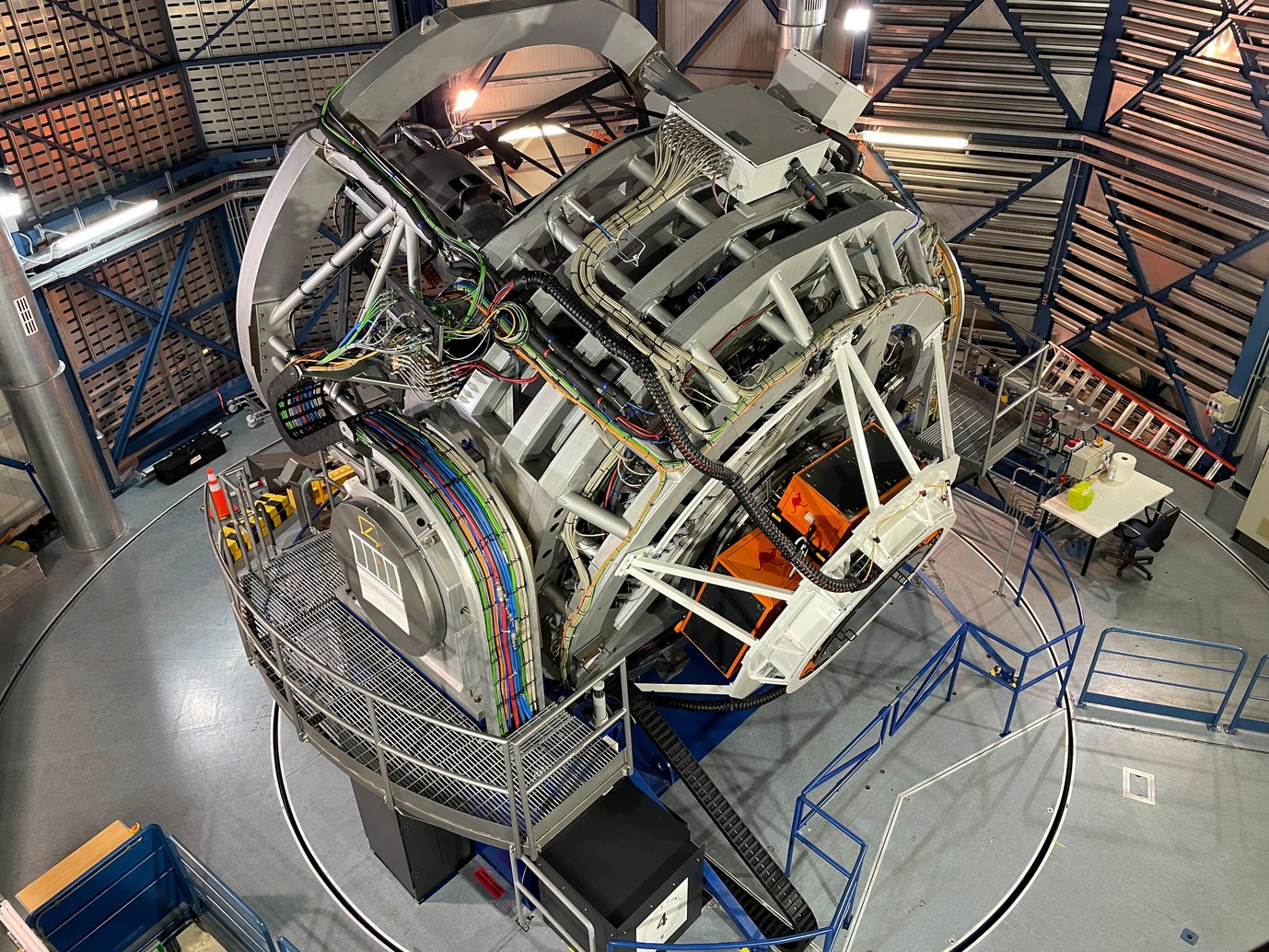 A comparatively short, large telescope inside a dome