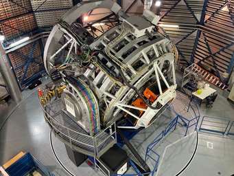 Das 4MOST-Instrument am VISTA-Teleskop der ESO Ein vergleichsweise kurzes, großes Teleskop in einer Kuppel