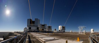Dieses Bild des ESO-Astronomen Anthony Berdeu zeigt die vier Laser ausgehend von den vier 8m-Teleskopen am Paranal-Observatiorium - ein wichtiger Meilenstein für das GRAVITY+ Projekt (siehe Text für Details). Vier Laser für das VLTI