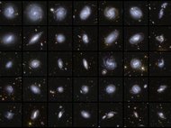 Das Bild zeigt ein Raster von Spiralgalaxien, die in verschiedenen Größen und Formen erscheinen. Jede Galaxie ist von einem dunklen Hintergrund umgeben und enthält verschiedene spiralförmige Muster.