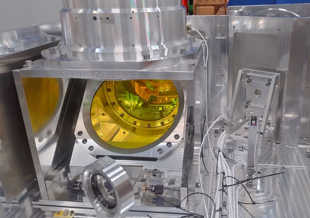 The image shows a subassembly within the wavefront sensor. This subassembly holds a folding mirror and a group of three lenses.&nbsp;